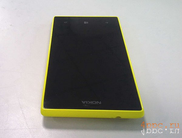 В сети появились фотографии Nokia Lumia 830